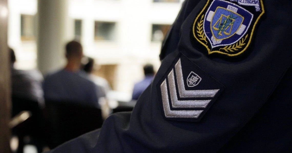 Ρατσισμός κατά των Ελλήνων: Αστυνομικός είχε αναρτήσει άγιες εικόνες και την Ελληνική σημαία στο γραφείο του – Τον μετέθεσαν! – «Είναι τιμή μου»